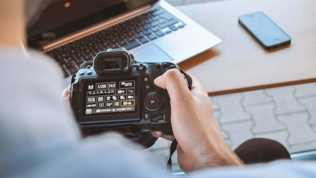 Studenti a lezione di fotografia in una scuola