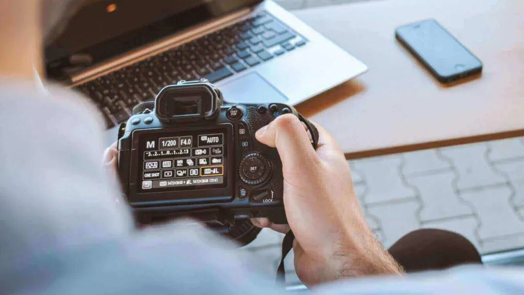 Studenti a lezione di fotografia in una scuola