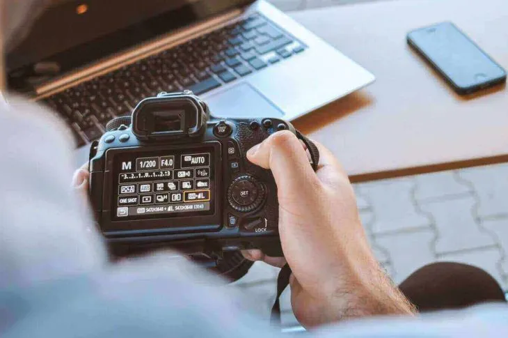 Studenti a lezione di fotografia in una scuola